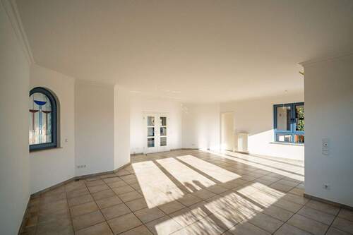 Der Boden ist in hellen Naturtönen gefliest und schafft eine freundliche Atmosphäre. - 5 Zimmer Mehrfamilienhaus, Wohnhaus in Steinhagen