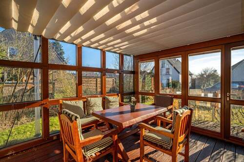 Der Wintergarten ist lichtdurchflutet und lässt sich bei Bedarf beschatten. - 