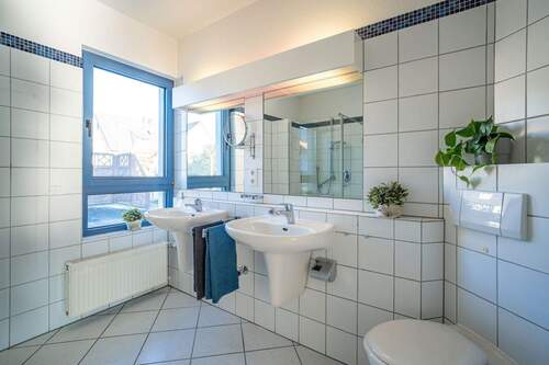 Das Tageslichtbad stammt aus dem Baujahr. - 