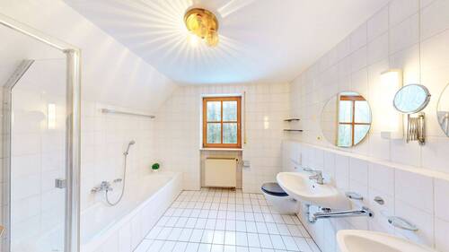 Badezimmer mit Dusche und Wanne DG - 