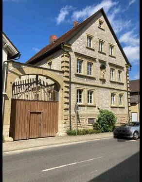 Straßenansicht - Geräumiges Wohnhaus mit 8 Zimmern und riesiger Scheune