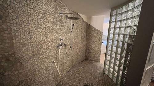 Wellness - Flusskieseldusche - 