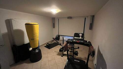 Fitnessraum mit Kinoleinwand - 