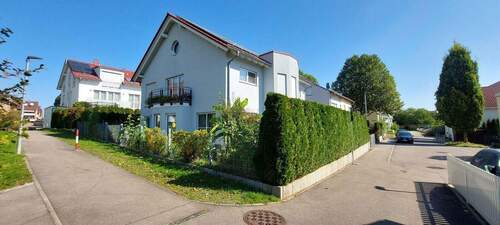Aussenansicht links mit Balkon - 8 Zimmer Einfamilienhaus in Kornwestheim