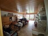 Wohnzimmer mit Terrassenzugang - 6 Zimmer Einfamilienhaus in Schwebheim