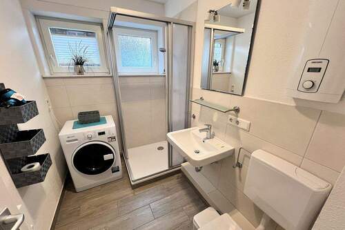 Duschbad mit Fenster und Waschmaschinenanschluss - Etagenwohnung mit 47,00 m&sup2; in Wyk auf Föhr zum Kaufen