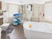 Badezimmer mit Dusche & Wanne - 