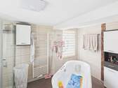 Badezimmer mit Dusche & Wanne - 