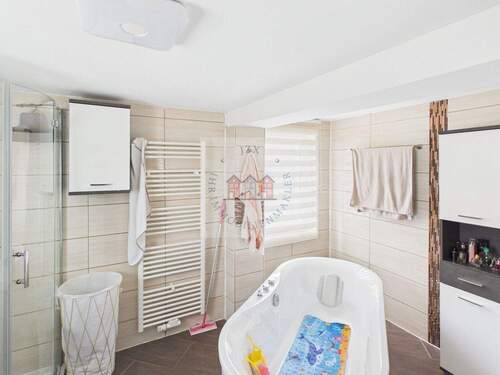 Badezimmer mit Dusche & Wanne - 