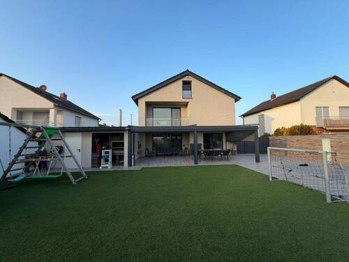 Hausansicht bei Tageslicht - 