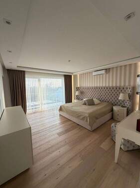 Großzügiges Hauptschlafzimmer - 