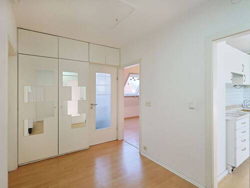 Geräumiger Eingangsbereich im Dachgeschoss - 