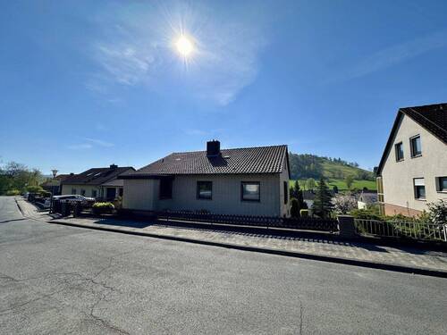 Hausansicht Nord - 7 Zimmer Einfamilienhaus zum Kaufen in Moringen-Fredelsloh