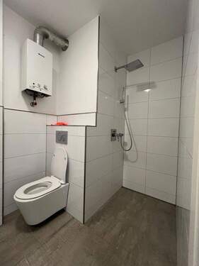 WC und Bad mit Dusche unten - 