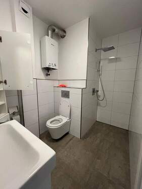 WC und Bad mit Dusche unten - 