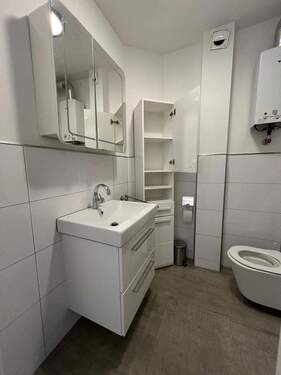 WC und Bad mit Dusche unten - 
