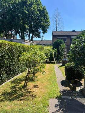 Vorgarten mit Wegen - 8 Zimmer Mehrfamilienhaus, Wohnhaus zum Kaufen in Herne