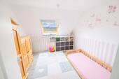 Kinderzimmer mit Blick in den Garten - 4 Zimmer Mehrfamilienhaus, Wohnhaus in Bremen