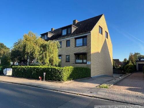 Seitenansicht - Zufahrt Stellplatz - 2 Zimmer Etagenwohnung in Quickborn