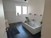 Bad OG mit Fenster und Badewanne - 