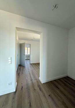 Blick aus Zi. 2 zum Durchgang 