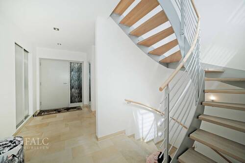 Eingang Treppe - 6 Zimmer Einfamilienhaus zum Kaufen in Grasbrunn