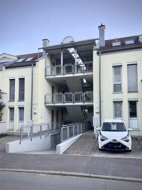 Außenansicht Architektenhaus mit PKW Stellplatz - Charmante 1,5-Zimmer-Wohnung in Architektenhaus in zentraler Lage von Wiesloch