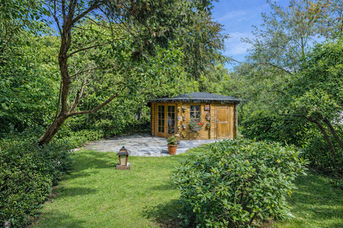 SOMMERLICHER GARTEN MIT 2. TERRASSE - 