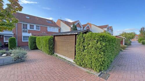 Ansicht mit Zuweg - 5 Zimmer Reihenmittelhaus zum Kaufen in Hannover