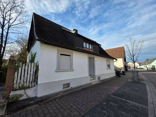 Haus 1 vorne - +++ 2 vermietete, renovierungsbedürftige Häuser auf einem Grdst. + ruhige Lage von Ötigheim +++