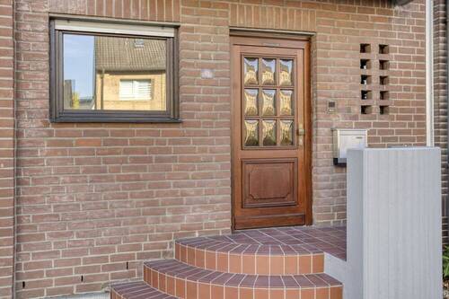 Hauszugang - 5 Zimmer Einfamilienhaus zum Kaufen in Langenfeld