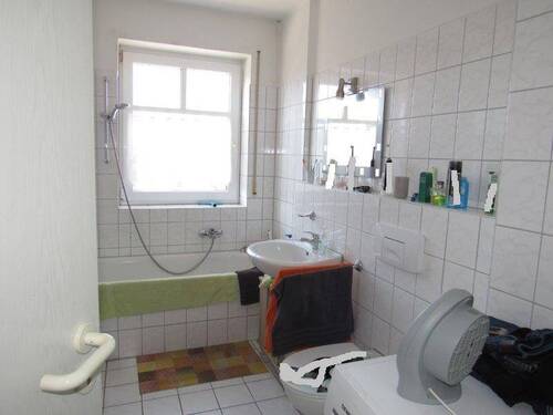 Tageslichtbad in weiß gefliest - 3 Zimmer Etagenwohnung zum Kaufen in Gotha