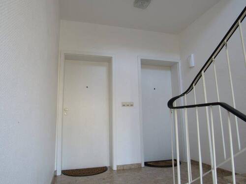 Treppenhaus mit Zugänge zu den Wohnungen - Etagenwohnung mit 70,90 m² in Gotha zum Kaufen