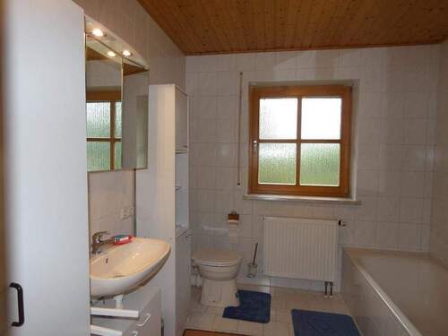 Bad mit Wanne und Dusche - 