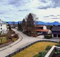 Seltene Gelegenheit am Schloßberg: 3-Zi-Wohnung mit zwei Balkonen, Bergblick und viel Potenzial! - Stephanskirchen