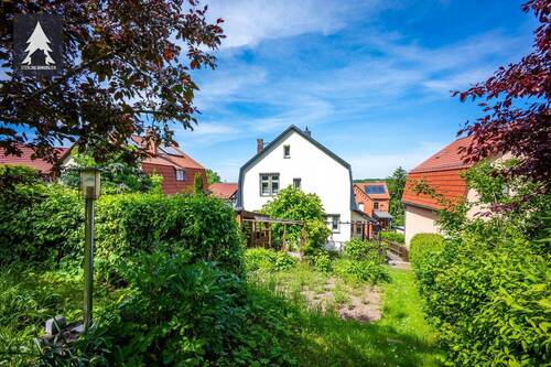 Blick vom Grundstück zum Haus - 5 Zimmer Einfamilienhaus in Gernrode