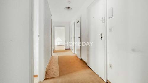 Flur 1 - Renovierungsbedürftige 3-Zimmer-Wohnung mit zwei Loggien und optionalem Tiefgaragenstellplatz