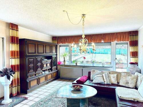 Der Wohnraum mit Zugang zu Garten - 