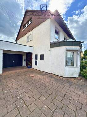 Seitenansicht - Einfamilienhaus mit Wintergarten, Garage + parkähnlichem Garten