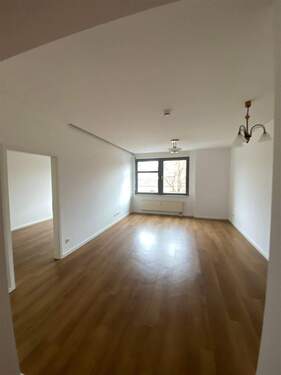 Blick ins WZ und zum Schlafzimmer - 