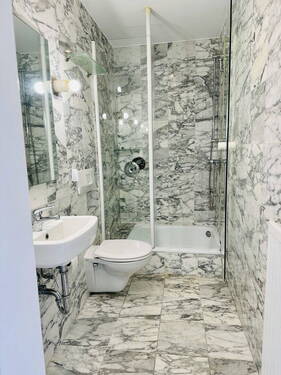 Badezimmer mit Dusche - Etagenwohnung mit 73,00 m&sup2; in Springe zur Miete