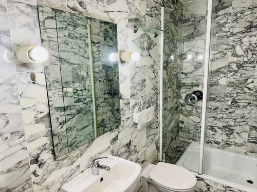 Badezimmer mit Dusche - 