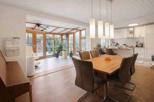 Wohnbereich EG - Charmantes Wohnen auf zwei Einheiten - ein Zuhause mit Wintergarten, Kaminofen & zwei Gärten