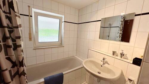 Modernes, zeitlos gefliestes Bad mit Fenste - 2 Zimmer Etagenwohnung in Essen