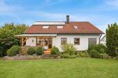 Frontansicht - Ein-Zweifamilienhaus mit 7 Zimmern, Garten und Doppelgarage, 10 Min von Bayreuth