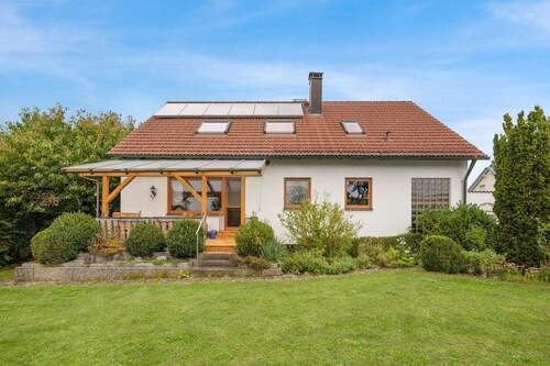 Frontansicht - Ein-Zweifamilienhaus mit 7 Zimmern, Garten und Doppelgarage, 10 Min von Bayreuth