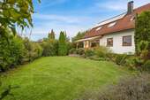 Blick auf den Garten - 7 Zimmer Mehrfamilienhaus, Wohnhaus zum Kaufen in Weidenberg /Stockau