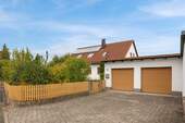 Eingangsbereich mit Garagen - 7 Zimmer Mehrfamilienhaus, Wohnhaus in Weidenberg /Stockau