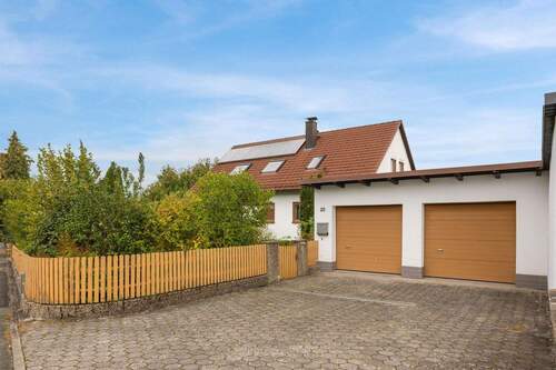 Eingangsbereich mit Garagen - 7 Zimmer Mehrfamilienhaus, Wohnhaus in Weidenberg /Stockau
