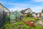 Garten mit Gewächshaus - 